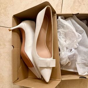 Bloomingdale's White Bow Pointed Heels